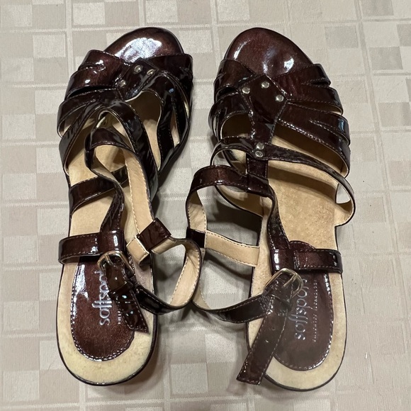 Softspots Womens Sandals 2.25”‎ Heels Size 9.5W Buckle Peep Toe Adjustable Brown - Picture 1 of 7